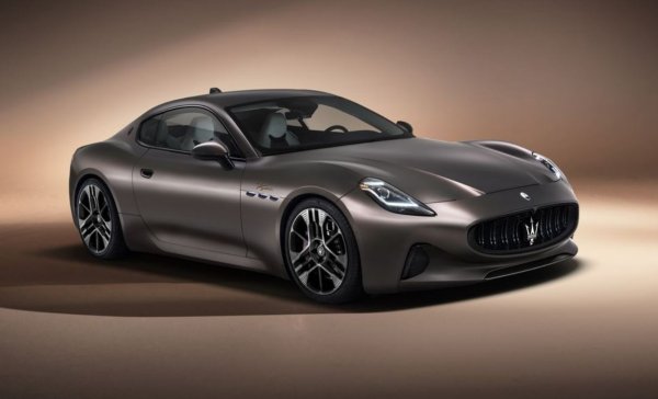 Maserati ще добави електрическо задвижване към най-новото си купе GranTurismo. GranTurismo Folgore заменя V-6 двигателя с трио електрически мотори, способни да осигурят комбинираните 818 к.с. Превозното средство ще ускорява от 0 до 100 км/ч за 2,7 ссекунди.
С капацитет от 83,0 kWh, батерията на GranTurismo Folgore ще му осигури пробег от приблизително 380 км, въпреки че това ще падне рязко при феновете на бързите скорости.
